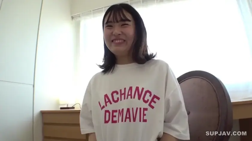 室内 · 坐姿 · 面对镜头 · 半身特写 · 靠背椅 · 素人 · 灿烂笑容 · 白色短袖T恤