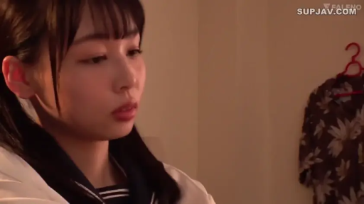 室内 · 单人 · 忧郁 · 脸部 · 侧身 · 注视 · 水手服 · 衣架