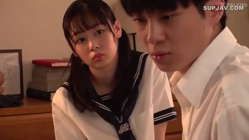 室内 · 面部 · 俯身 · 专注 · 书籍 · 水手服 · 观看 · 亚洲