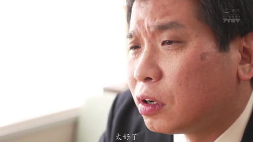 室内 · 沉思 · 忧郁 · 脸部 · 低头 · 蓝色上衣 · 黑发