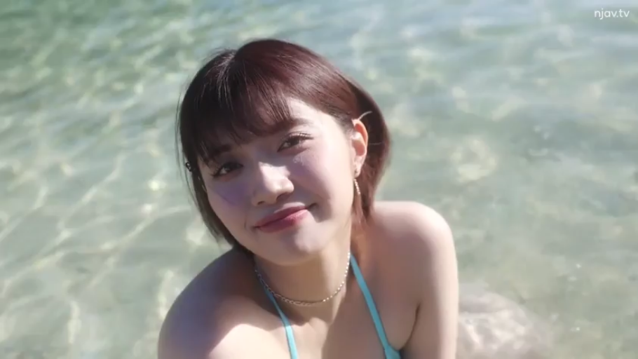 坐姿 · 脸部 · 比基尼 · 微笑 · 项链 · 户外 · 海滩 · 玩水