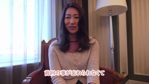 坐姿 · 微笑 · 客厅 · 半身 · 针织衫 · 落地灯 · 常服 · 访谈