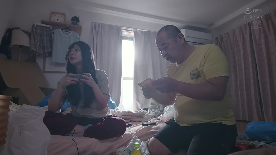 坐姿 · 专注 · 卧室 · 中景 · 居家 · 休闲服 · 玩游戏 · 游戏手柄