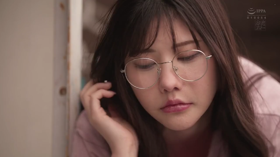 室内 · 脸部特写 · 粉色上衣 · 侧靠