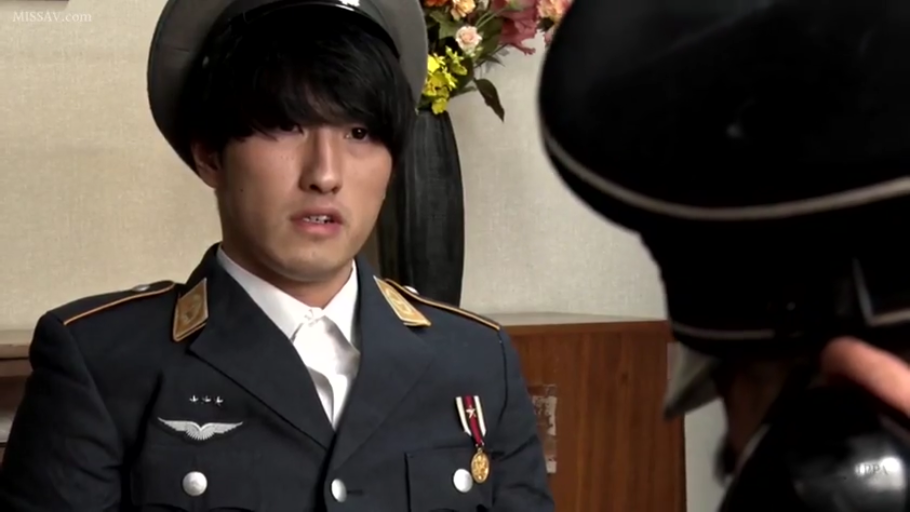 室内 · 坐姿 · 交谈 · 面部 · 凝重 · 军帽 · 军官制服 · 勋章