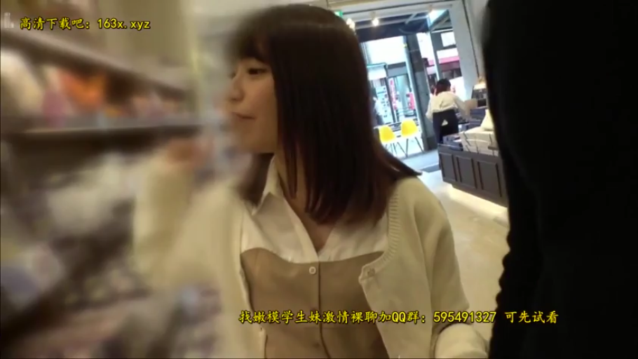 站立 · 自然 · 上半身 · 货架 · 长发 · 休闲服 · 商店 · 购物