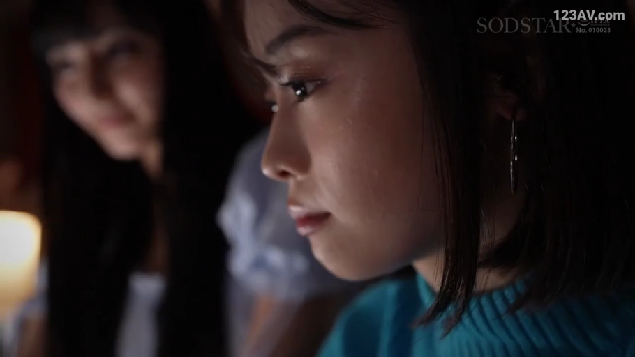 座り姿勢 · 微笑 · 操作电脑 · 特写 · 高领毛衣 · 二人 · 酒吧 · 笔记本