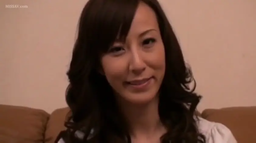 室內 · 面对镜头 · 头部特写 · 端坐 · 温柔微笑 · 白色女式衬衫 · 成熟人妻