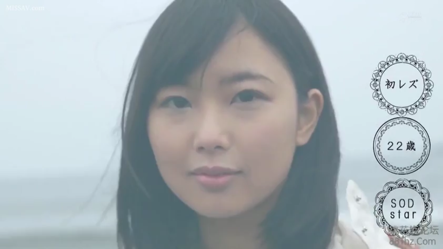 顔部のクローズアップ · 平静 · 白い上着 · 注視 · 屋外 · ショートヘア · 正面