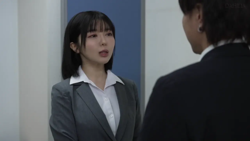 室内 · 会話 · 真剣 · 顔 · 站立 · ビジネススーツ · ショートヘア