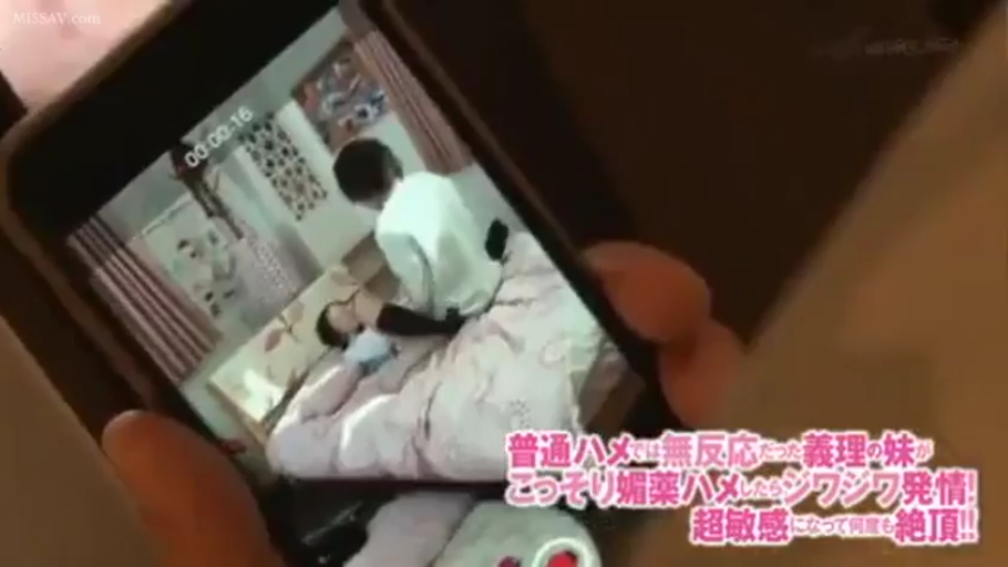 面部 · 巨乳 · 微笑 · 酒吧 · 吧台 · 靠坐 · 开朗 · 低胸背心