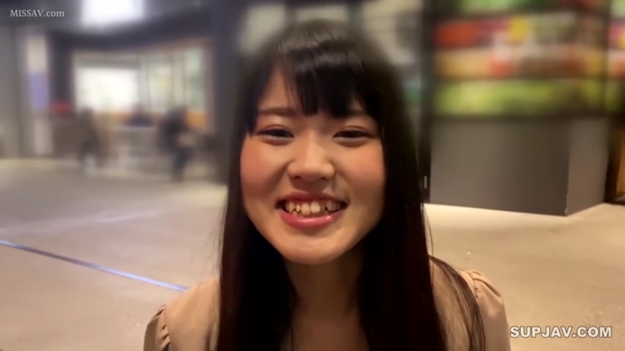 面部特写 · 户外 · 便装 · 正面