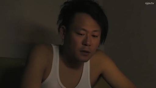 室内 · 坐姿 · 静坐 · 面部特写 · 白色背心 · 平淡 · 单人男性