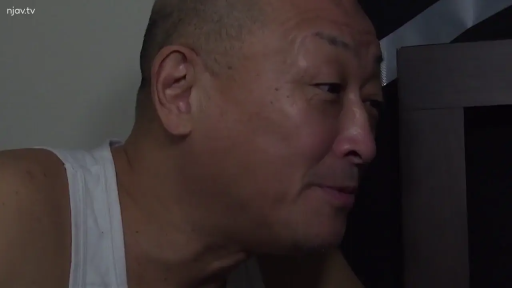 Indoor · Sitting Posture · Observation · 侧脸特写 · 平常 · 白色工字背心 · 秃头中年男子