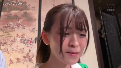 座り姿勢 · 顔部のクローズアップ · 和式房间 · 绿白相间上衣