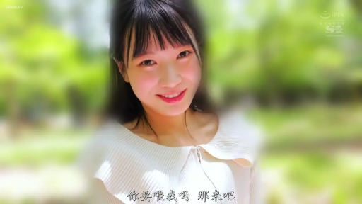 白色上衣 · 户外 · 半身照