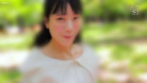 站立 · 羞涩 · 面部特写 · 注视镜头 · 背景虚化 · 户外公园 · 白色裙装