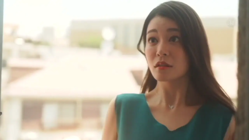 室內 · 面部 · 站立 · 凝视 · 惊讶 · 无袖衫