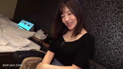 坐姿 · 交谈 · 微笑 · 酒店房间 · 纸巾盒 · 半身像 · 成年女性 · 黑色低胸上衣