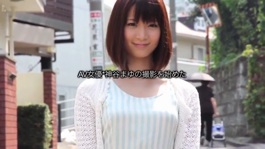 站立 · 字幕 · 微笑 · 面对镜头 · 半身 · 街道 · 条纹衫