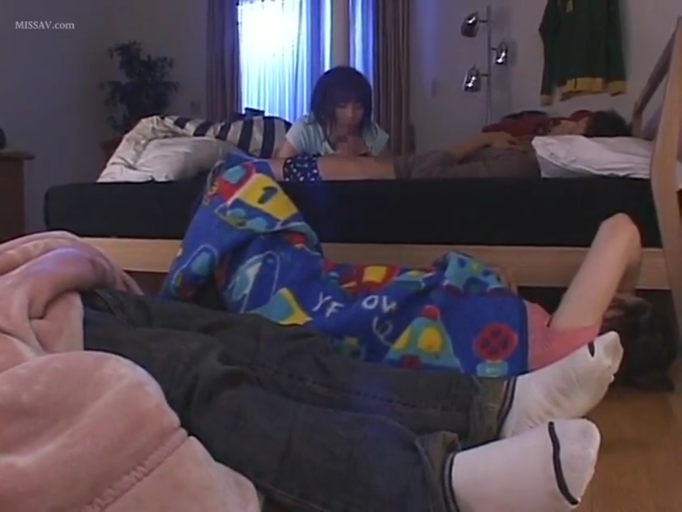 站立 · 微笑 · 互动 · 厨房 · 日常生活 · 侧身全景 · 厨具 · 毛衣与格纹短裙