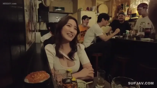 坐姿 · 交谈 · 胸部特写 · 巨乳 · 酒瓶 · 笑容 · 居酒屋 · 白色低胸衣