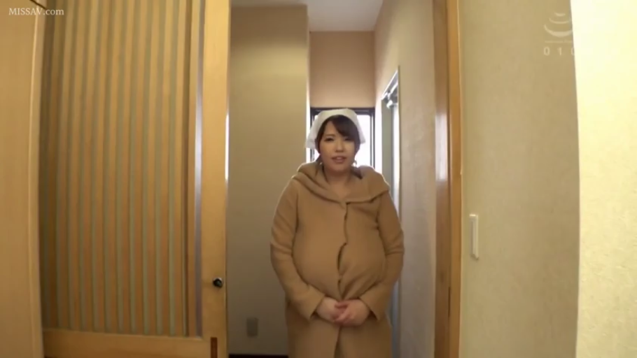 中景 · 站姿 · 室内走廊 · 棕色外套