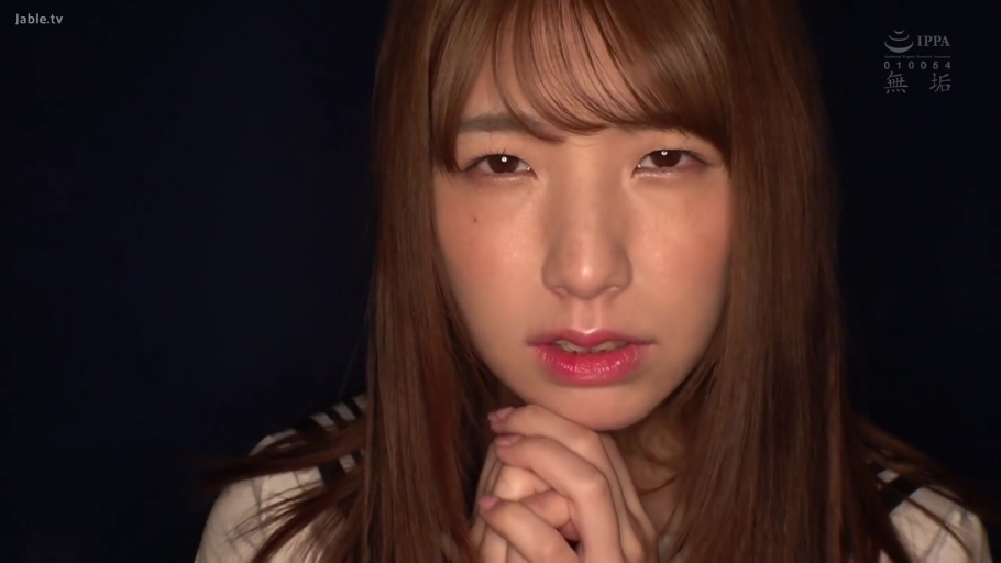 室内 · 委屈 · 脸部特写 · 水手服 · 长发 · 直视 · 双手合十