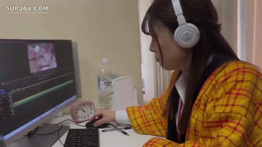 室内 · 侧面 · 坐姿 · 专注 · 耳机 · 幕后 · 黄色格子外套 · 剪辑视频