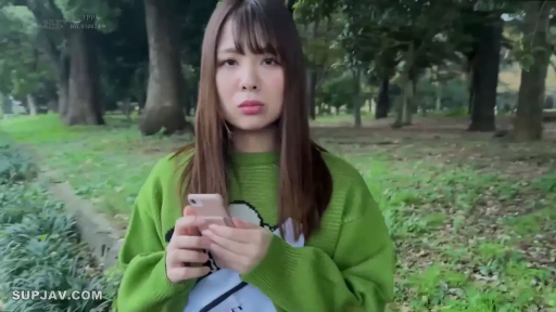 委屈 · 站立 · 中景 · 看手机 · 长发 · 公园 · 智能手机 · 绿色毛衣