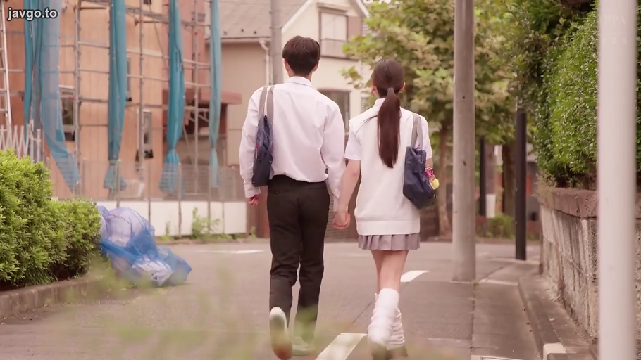 泡泡袜 · 背影 · 街道 · 走姿 · 书包 · 牵手