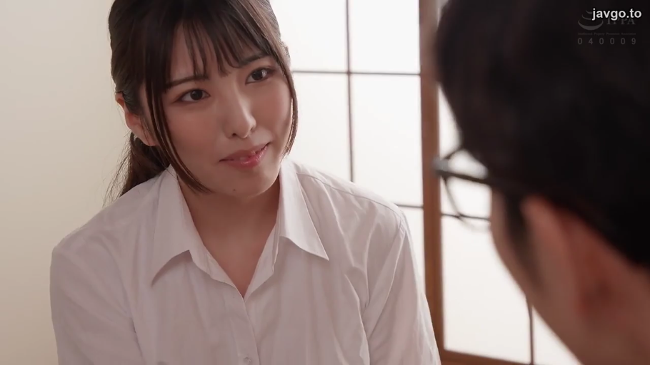 室内 · 坐姿 · 白衬衫 · 微笑 · 面部特写 · 对视 · 日系