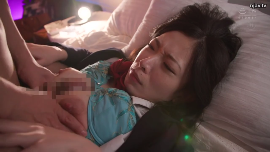 迷离 · 枕头 · 面部特写 · 床上 · 成人内容 · 抚摸 · 躺姿 · 蓝色内衣