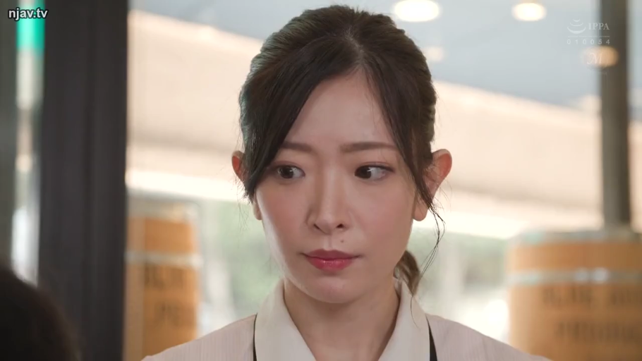 室内 · 脸部 · 站立 · 衬衫 · 凝视 · 惊讶 · 成人影像