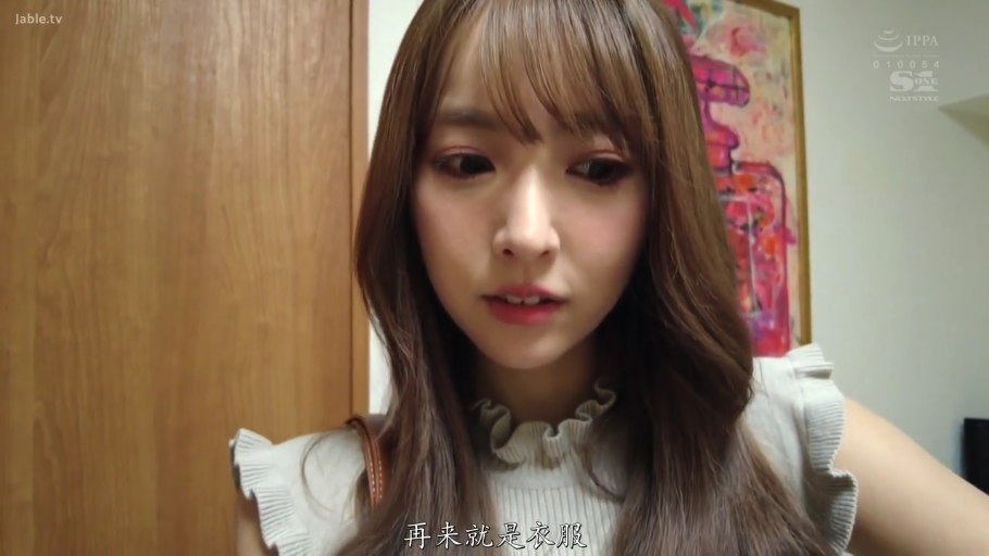 室内 · 脸部特写 · 正面 · 荷叶边无袖上衣