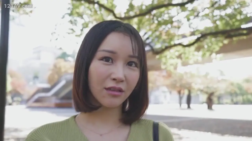 脸部特写 · 平静 · 项链 · 注视镜头 · 自然光 · 户外公园 · 绿色针织衫 · 正向站立