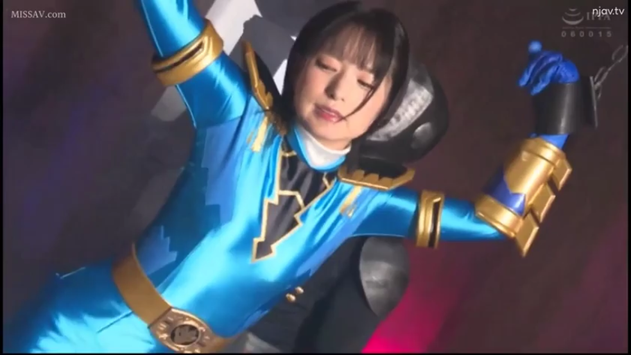 半身特写 · 昏暗室内 · 束缚行为 · 痛苦表情 · 双手被吊起 · 蓝色战队紧身衣 · 锁链手铐 · 英雄陷落