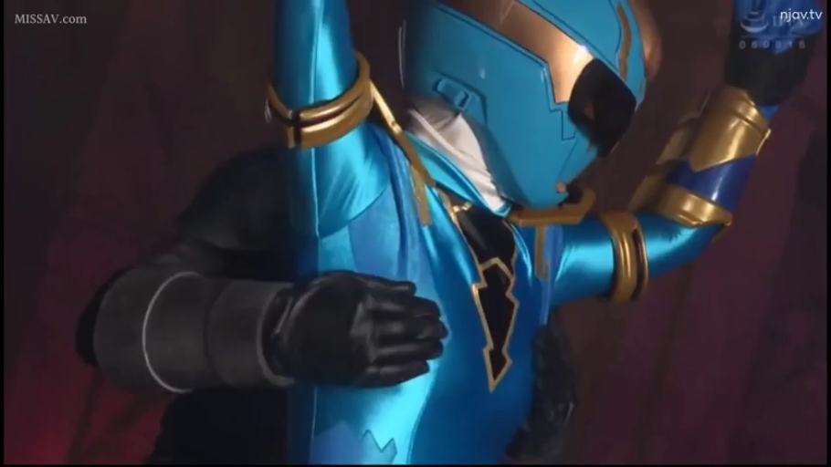 室内 · 头盔 · 躯干特写 · 无表情 · 被从后抱住 · 摸胸 · 战队特摄服 · 特摄系