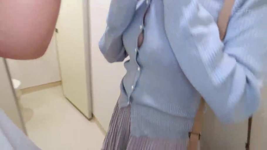 俯身 · 脸部 · 洗手间 · 娇羞 · 蓝色针织开衫 · 解扣子 · 白砖墙