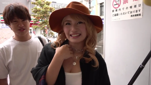 Stand · Medium shot · Smile · Necklace · 多人 · 自拍 · Outdoor street · 棕色圆帽