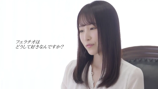 室内 · 座り姿勢 · 字幕 · 平静 · 白衬衫 · 半身 · 访谈