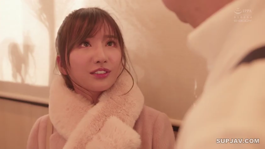 室内 · 脸部 · 站立 · 微笑 · 注视 · 日本 · 粉色毛绒大衣