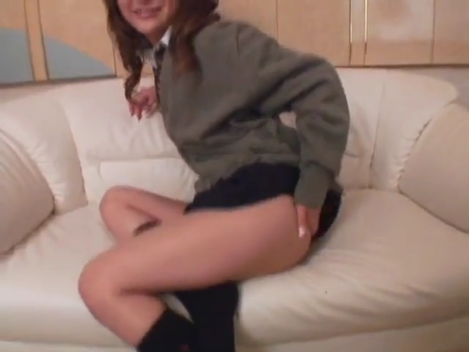 坐姿 · 微笑 · 室内沙发 · 撩起裙子 · 学院风 · 大腿特写 · 学院制服