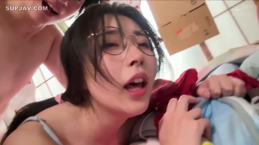 室内 · メガネ · 顔部のクローズアップ · 銷魂 · 性行為 · うつ伏せ · 吊帯シャツ · 日本AV