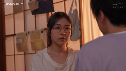 室内 · 坐姿 · 交谈 · 严肃 · 眼镜 · 面部特写 · 剧情 · T恤