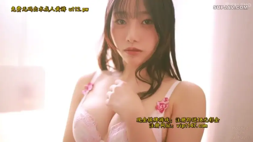 室内 · 半身特写 · 妩媚 · 粉色内衣 · 正面 · 看向镜头 · 亚洲女性