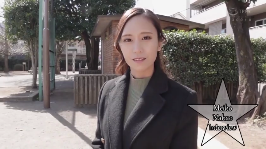 站立 · 中景 · 公园 · 黑色大衣