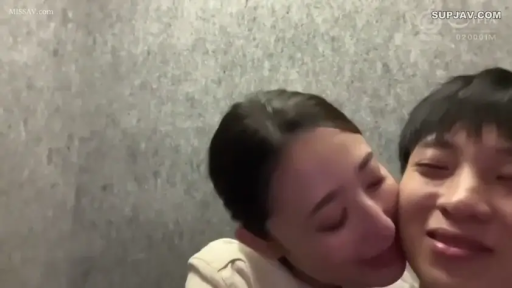 室内 · 顔 · 抱擁 · カジュアルウェア · キス · 情侣 · 幸福