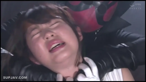 摄影棚 · 苦痛 · もがく · 剧情角色扮演 · 白色上衣与黑色皮衣 · 是(面部) · 被从后方勒住 · 面具与皮手套