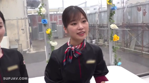 站立 · 微笑 · 半身 · 交流 · 户外 · 职业制服